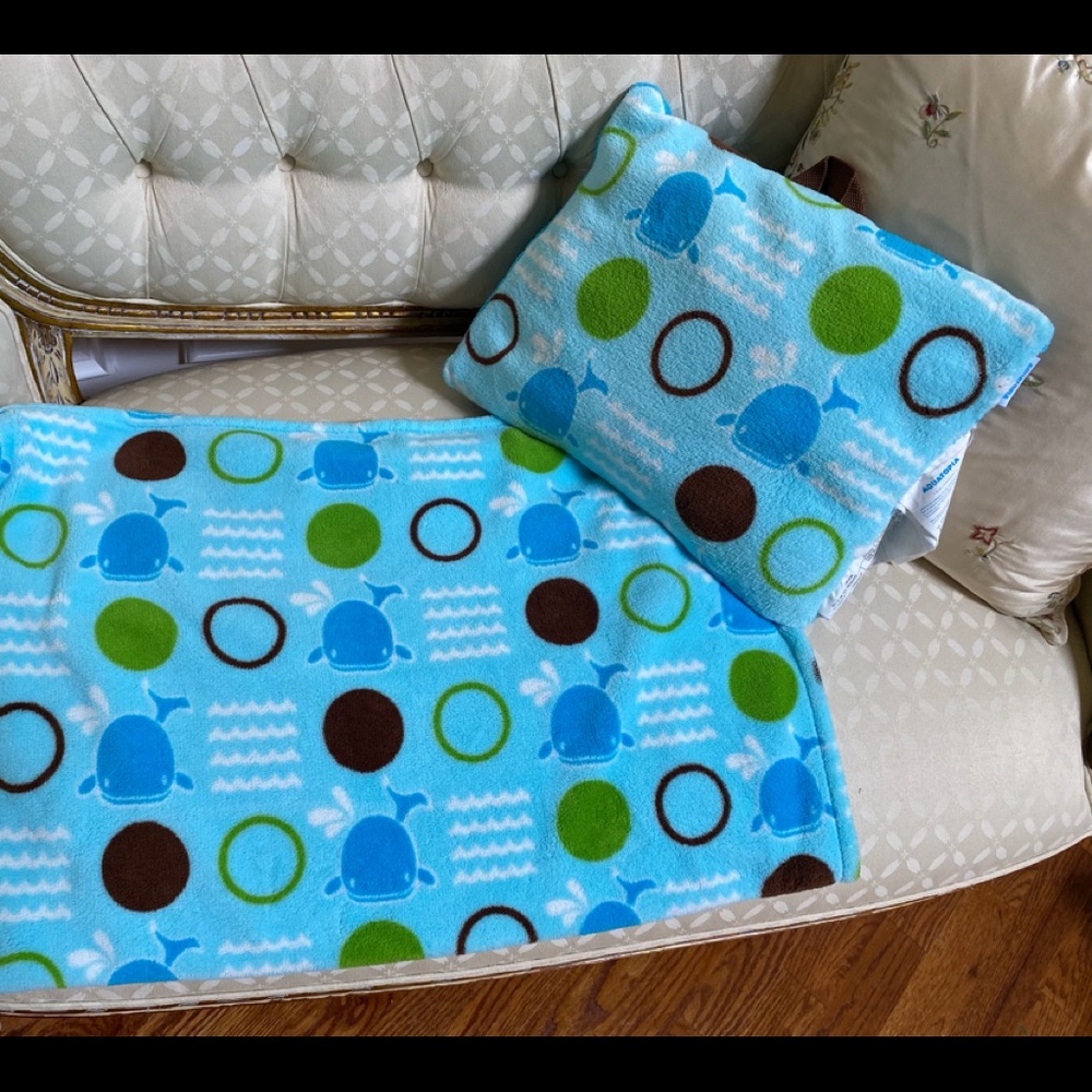 Aquatopia Blue Whale travel blanket set